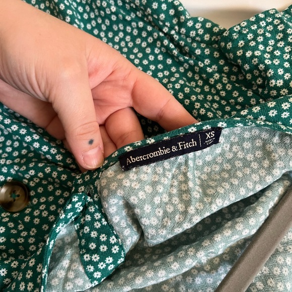 Abercrombie & Fitch Floral Button Blouse Size XS - Picture 3 of 4